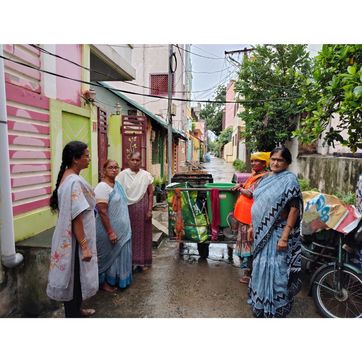 elurumc's tweet photo. 🧹 Under the #SwachhataHiSeva drive, Municipal Corporation Eluru carried out a special sanitation drive in Circle 6!
Highlights:
🔹 Resident awareness on waste segregation
🔹 Dangers of Single-Use Plastic &amp; benefits of Home Composting. https://t.co/eEVKIMEWcU