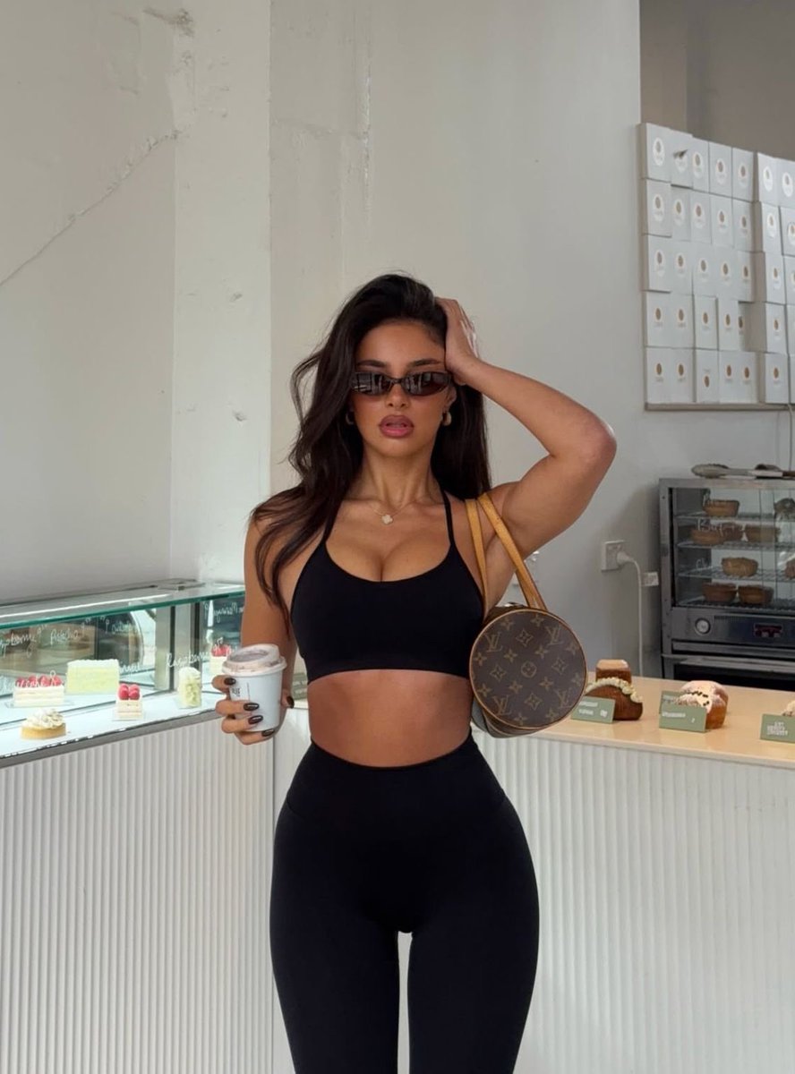 yslgirlx's tweet photo. Black gym outfits https://t.co/0FdkpYIaJE