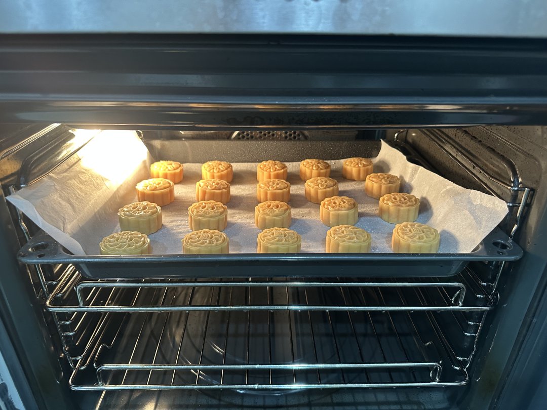 FluxX_66's tweet photo. A perfect Mid-Autumn Festival 🥮 mooncake creation https://t.co/i2V6UySzwu