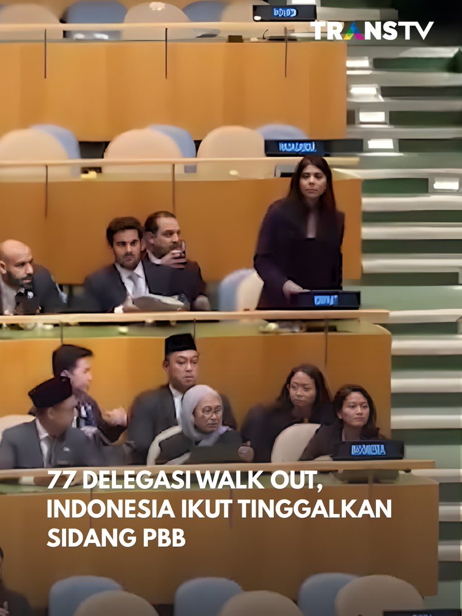 TRANSTV_CORP's tweet photo. Delegasi Indonesia melakukan walk out dari ruang Sidang Umum PBB di New York saat Perdana Menteri Israel Benjamin Netanyahu hendak menyampaikan pidato pada Kamis (24/9/2026) waktu setempat. Dalam rekaman yang disampaikan Perutusan Tetap RI, para diplomat Indonesia terlihat berdiri, mengambil barang mereka, lalu meninggalkan bangku. Aksi serupa juga dilakukan delegasi dari puluhan negara lain.

Menurut laporan yang dikutip sejumlah media, sebanyak 77 delegasi tidak berada di ruang sidang ketika Netanyahu mulai berpidato. Netanyahu kemudian menyebut para delegasi yang meninggalkan ruangan sebagai “pengecut moral” dalam pidatonya.

Sumber: CNN Indonesia

#transuptranstv #transtv #AY