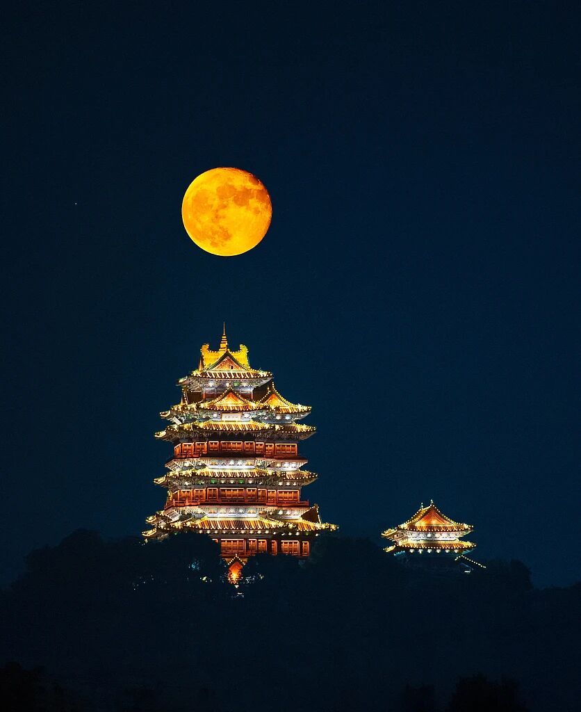 yunduo52888's tweet photo. 农历八月十五，中秋节——中国人最温柔也最重要的节日之一。
赏月、吃月饼、饮桂花酒、提灯笼……月亮在这一天，承载了所有说不出口的思念。
#中秋节  #传统节日 https://t.co/LpbaRekFD8