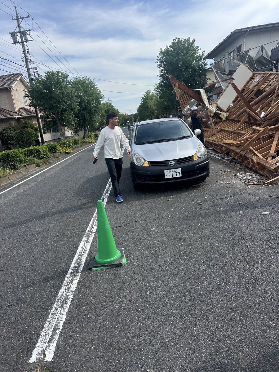 Ohachin88's tweet photo. 責任を持って仕事をしろ！

その前にこんな奴らに解体業をさせるな！

子どもが通らないようにと見張っている最中の出来事です。

幸い通行人にも作業員にも怪我はありませんでした。

#三重県
#解体
#名古屋ナンバー https://t.co/hUADCBvHZE