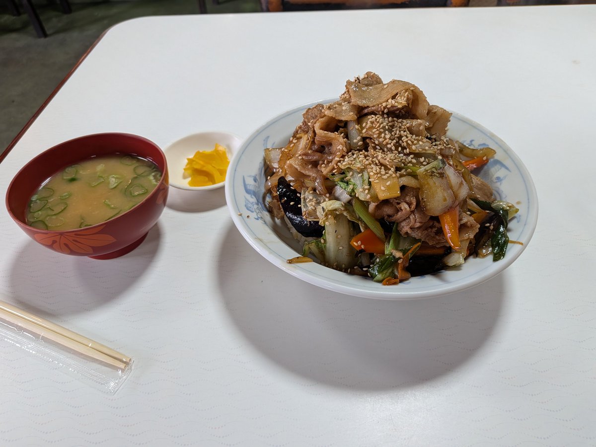 daizero0's tweet photo. 今日は初 ＃阿Q
肉丼を注文
白菜、人参、茄子など山盛りで甘いタレで食が進んだ https://t.co/IicTZ6BEQe