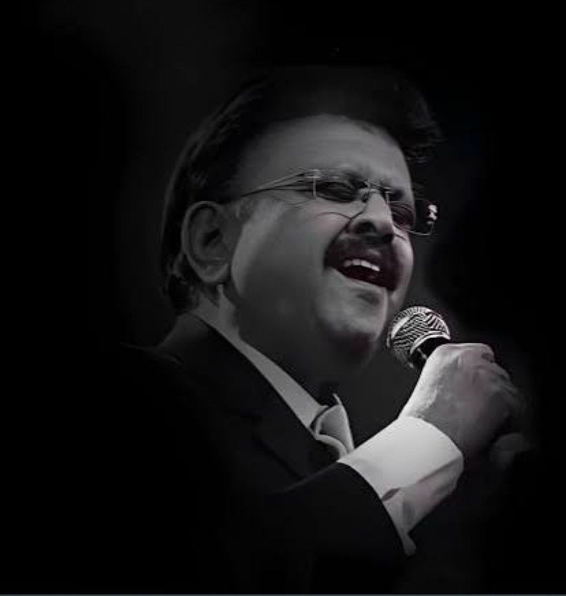 urz_nks's tweet photo. పాడనా తీయగా కమ్మని ఒక పాట
పాటగా బతకనా మీ అందరి నోటా
అరాధనే అమృత వర్షం అనుకున్నా
ఆవేదనే హాలాహలమై పడుతున్నా
నా గానమాగదులే
ఇక నా గానమాగదులే
#SPBLiveOn https://t.co/CN7RTNtqut