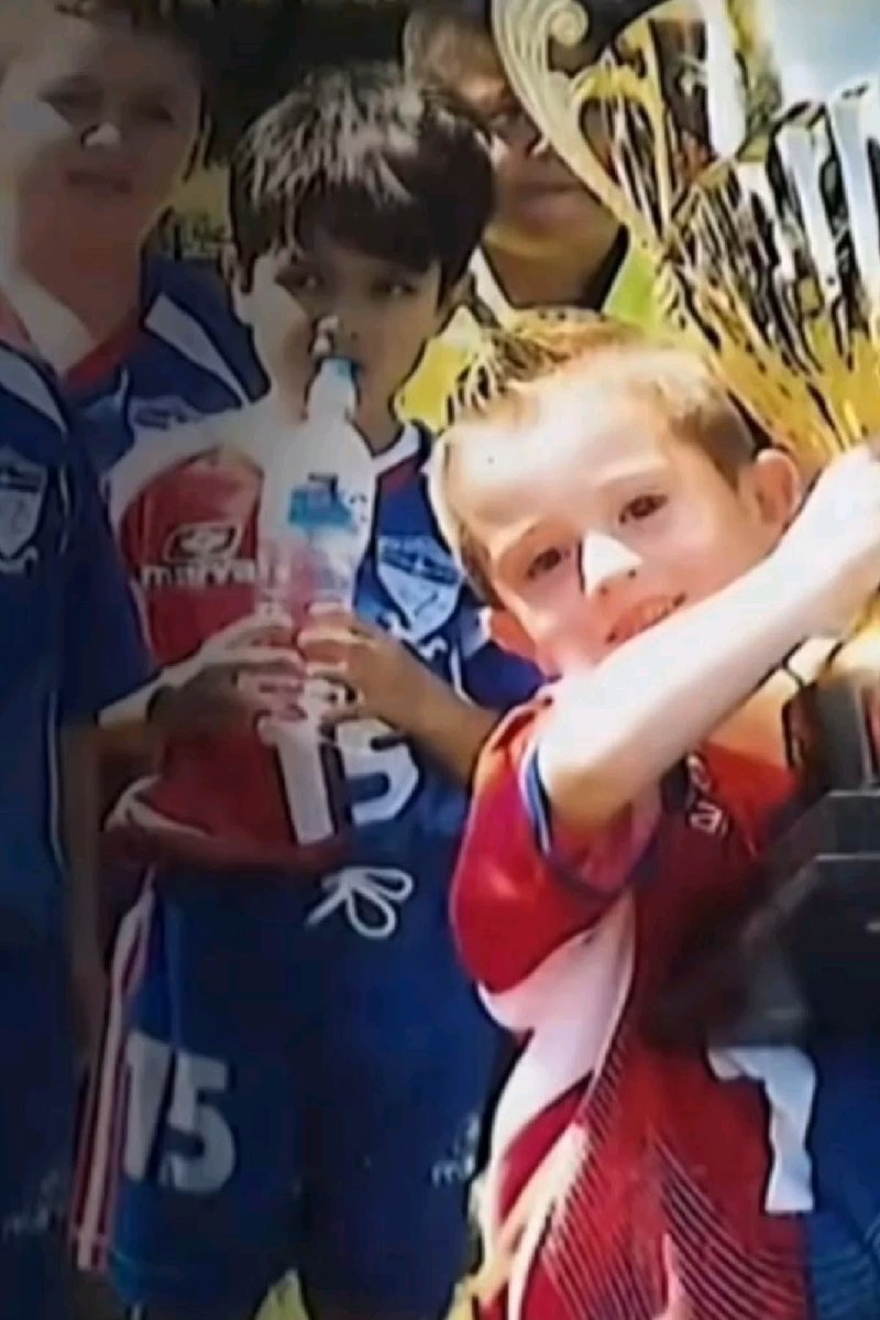 sunclercc's tweet photo. en diciembre este niño va levantar la 13 de chivas, guarden tweet https://t.co/ne9gVxd5gH