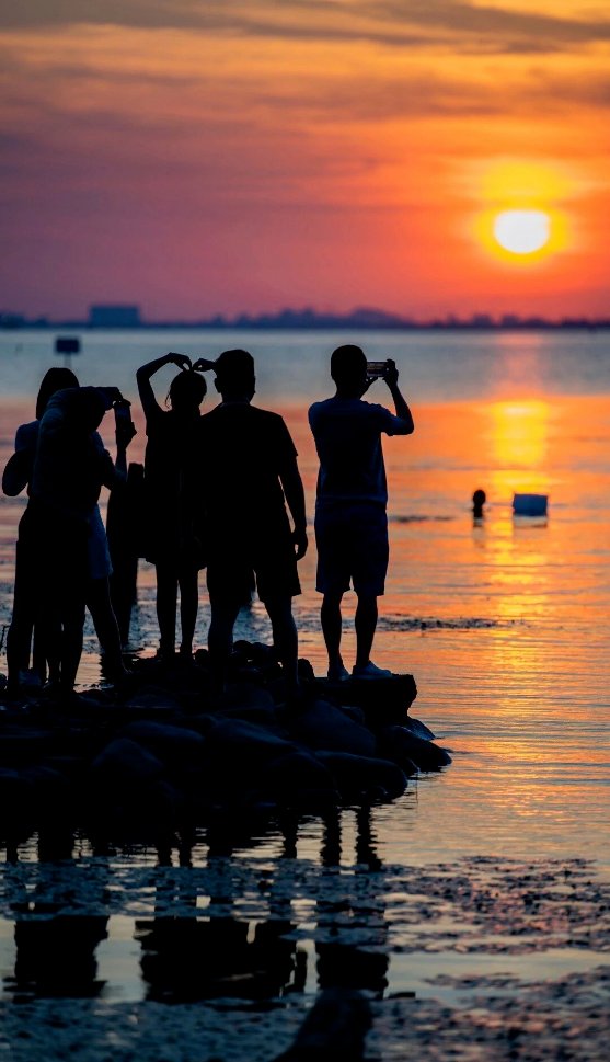 andrematt763583's tweet photo. Our campus photography club's weekend nature shoot at Lotus Lake is a hit! We captured amazing sunset shots u0026 shared shooting tips—swipe for our favorites, next session sign-ups are now open! https://t.co/YjxXKcnw1V