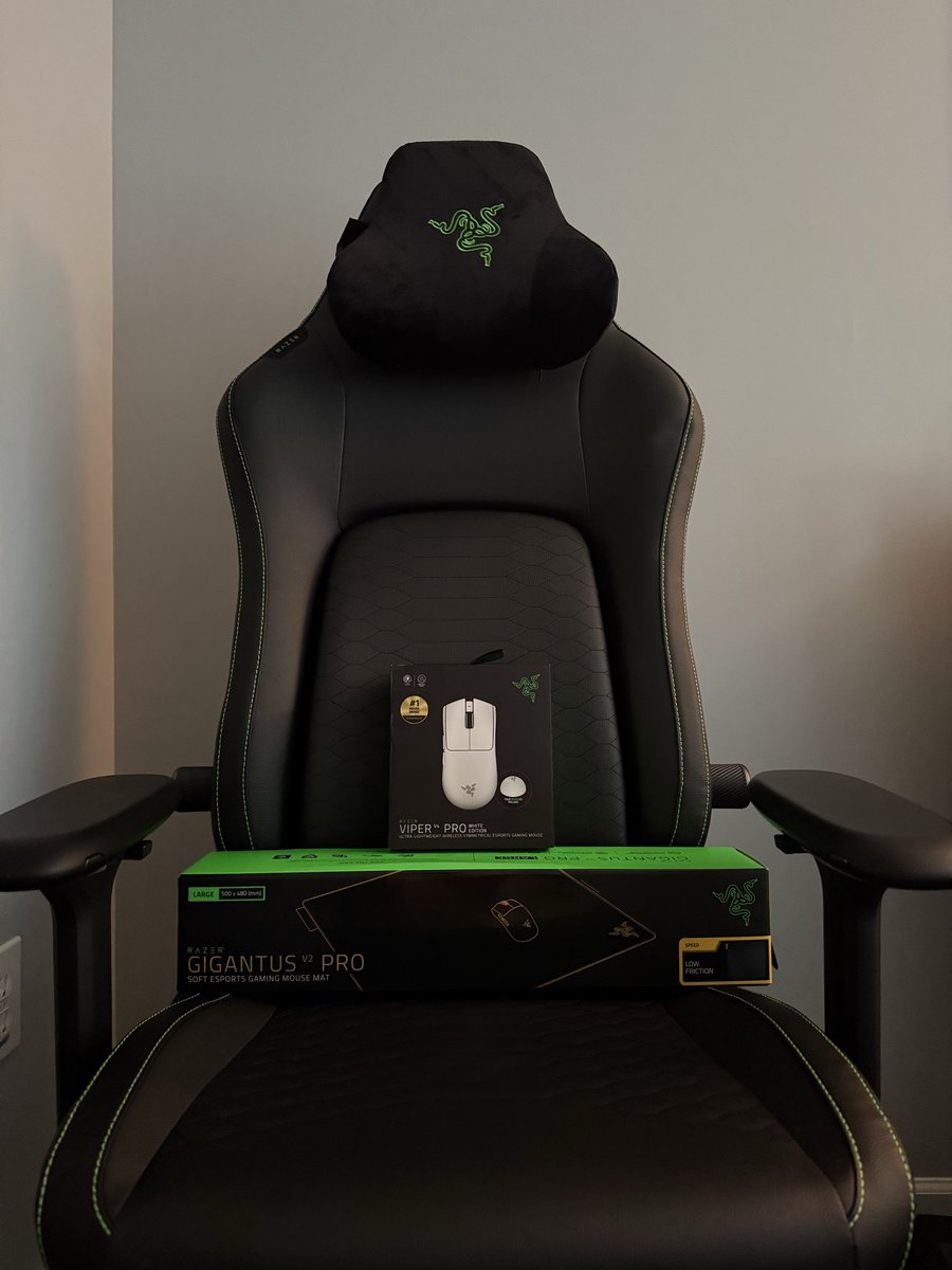 ihavenoaura's tweet photo. thank you @Razer @AlybiSaCE for this package, one of the most comfortable chairs i’ve had the honor to game in with adjustable lumbar support and the v4 pro is currently my main mouse!! https://t.co/yH09CqDbS0