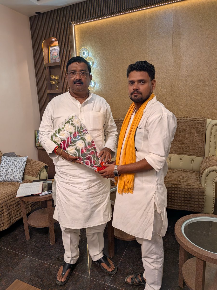 AjayDubeeyy's tweet photo. आज खलीलाबाद में भारतीय जनता पार्टी गोरखपुर क्षेत्र के क्षेत्रीय उपाध्यक्ष, आदरणीय बड़े भाई श्री संजीव राय जी से नेदुला स्थित उनके आवास पर आत्मीय शिष्टाचार भेंट हुई। https://t.co/buRVwZyd63