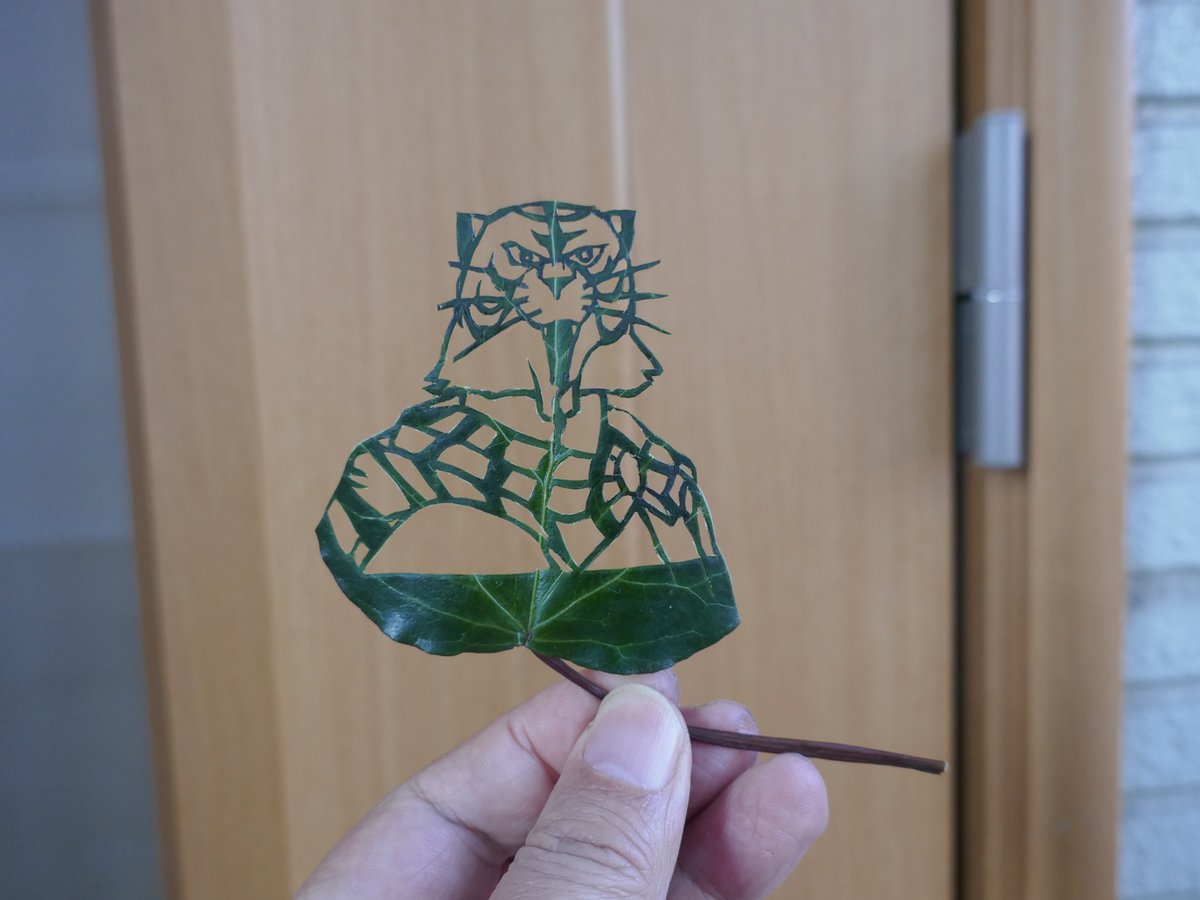 t_8100_14's tweet photo. 今日は富山敬さんのご命日です。
という訳で過去作の葉っぱアートの中から見繕い、偲ばせて頂きます。
＃富山敬 さん
＃葉っぱアート https://t.co/jtijsQNFiS