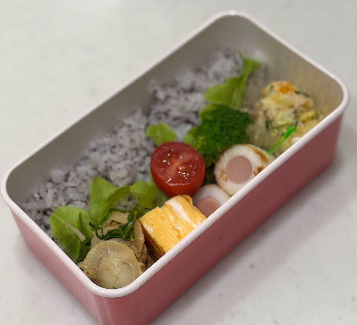 OutputFeri's tweet photo. 今日のお弁当。
中2娘、1人分。

連休中にアラーム⏰を切っていた為、寝坊した朝。
娘1人分でよかった😓

#お弁当
#女子中学生 https://t.co/HbOnesjetJ