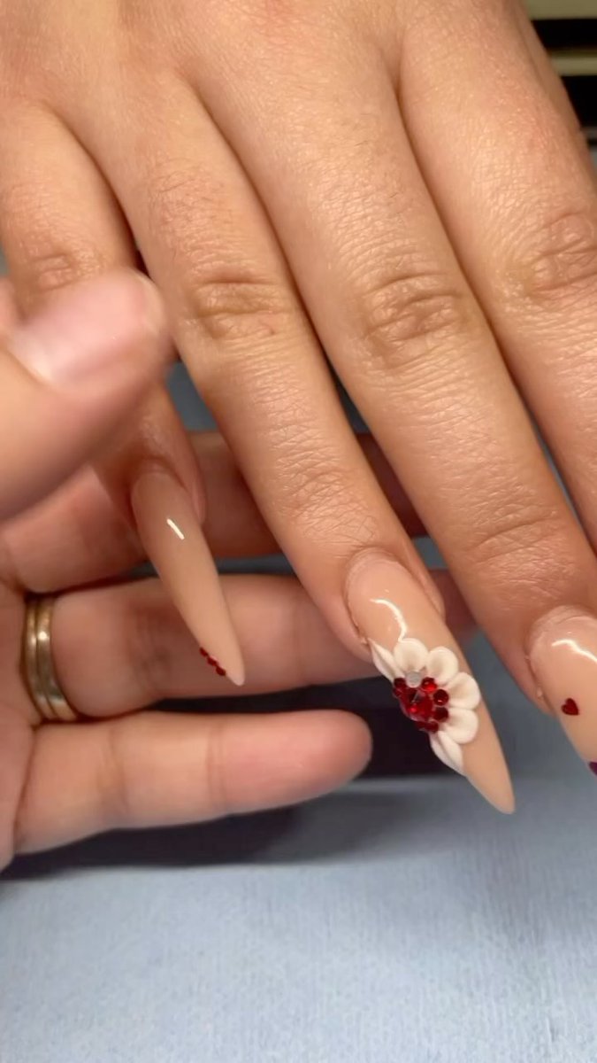 KaleighDecm7c's tweet photo. Just another Friday. @tammytaylornails P3, @preciosanss flowers. https://t.co/49FNmj6P5A