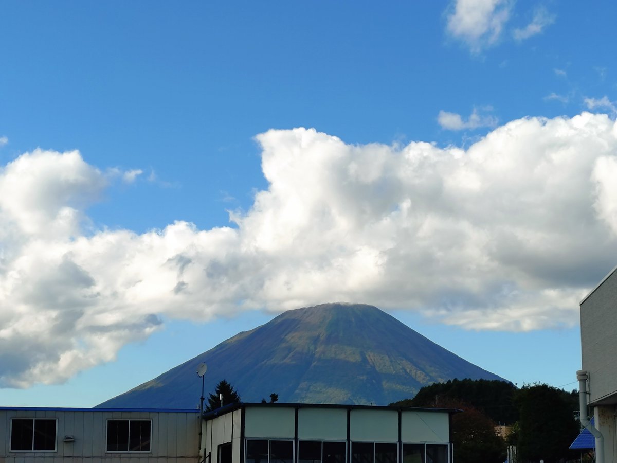 kyon1012's tweet photo. #愛のツーリング 
羊蹄山見えた！
ゴーストオブヨーテイやってから見てみたかったんだよね〜
羊蹄六人衆…許すまじ…！！
にしてもでかいな〜
ツシマの次にモデルを探していた時に、これをみて感銘を受けたのも頷ける https://t.co/tvJ1dWoTfz