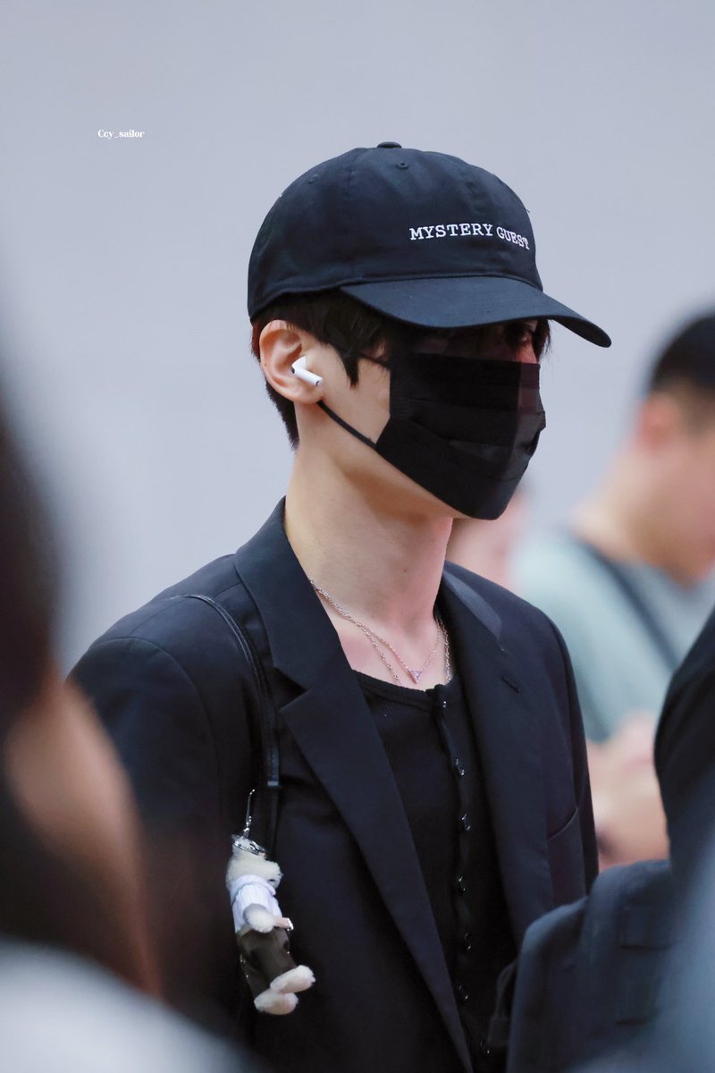 myfavonri's tweet photo. 도망공?도망공? 마애다 양 옆에 풀착한 두명 끼고 공항 활보함
그리고 들어서자마자
공항측에서 달려옴 오시왼님 지금 수속 절차 대기 중인데 어떻게 할까요 멈춰세울까요? 하면
냅둬 비행기 타보긴 해야지 https://t.co/HfKHEXumeI