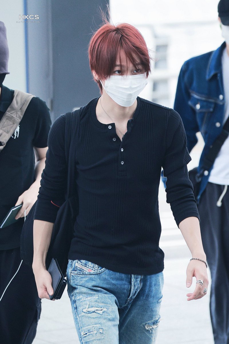 myfavonri's tweet photo. 도망공?도망공? 마애다 양 옆에 풀착한 두명 끼고 공항 활보함
그리고 들어서자마자
공항측에서 달려옴 오시왼님 지금 수속 절차 대기 중인데 어떻게 할까요 멈춰세울까요? 하면
냅둬 비행기 타보긴 해야지 https://t.co/HfKHEXumeI