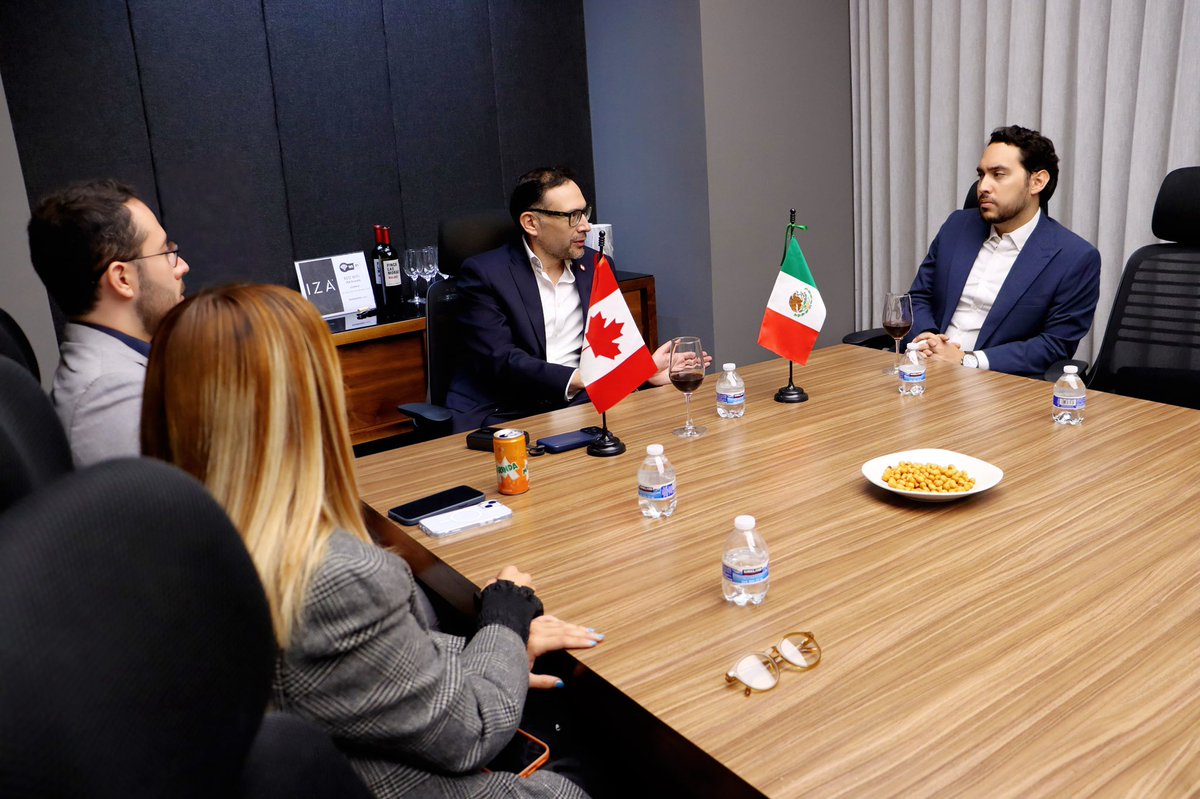 PJCOMEXI's tweet photo. #HorizontesCOMEXI busca abrir espacios de diálogo intergeneracional entre experiencia, nuevas perspectivas y actores clave de los asuntos internacionales 🗺️🥂

Agradecemos a Rafael García y a CanCham México por la apertura y por compartir esta conversación con nuestra comunidad. 🤝🌎

#PJCOMEXI #COMEXI #MéxicoCanadá #DiplomaciaEconómica

🧵 2/2