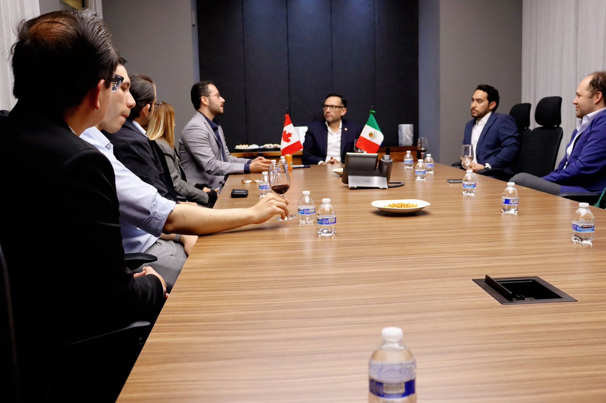 PJCOMEXI's tweet photo. #HorizontesCOMEXI busca abrir espacios de diálogo intergeneracional entre experiencia, nuevas perspectivas y actores clave de los asuntos internacionales 🗺️🥂

Agradecemos a Rafael García y a CanCham México por la apertura y por compartir esta conversación con nuestra comunidad. 🤝🌎

#PJCOMEXI #COMEXI #MéxicoCanadá #DiplomaciaEconómica

🧵 2/2