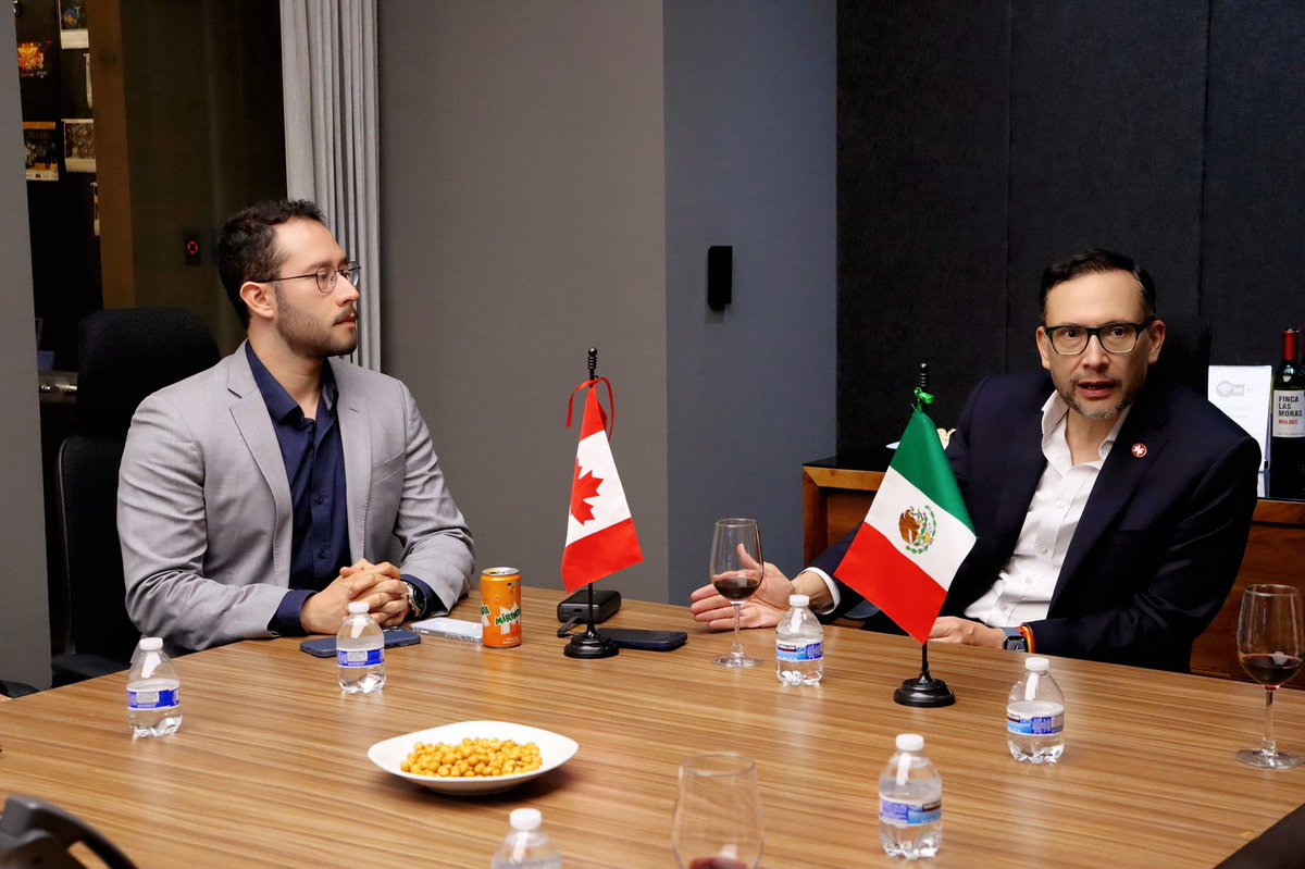 PJCOMEXI's tweet photo. #HorizontesCOMEXI busca abrir espacios de diálogo intergeneracional entre experiencia, nuevas perspectivas y actores clave de los asuntos internacionales 🗺️🥂

Agradecemos a Rafael García y a CanCham México por la apertura y por compartir esta conversación con nuestra comunidad. 🤝🌎

#PJCOMEXI #COMEXI #MéxicoCanadá #DiplomaciaEconómica

🧵 2/2