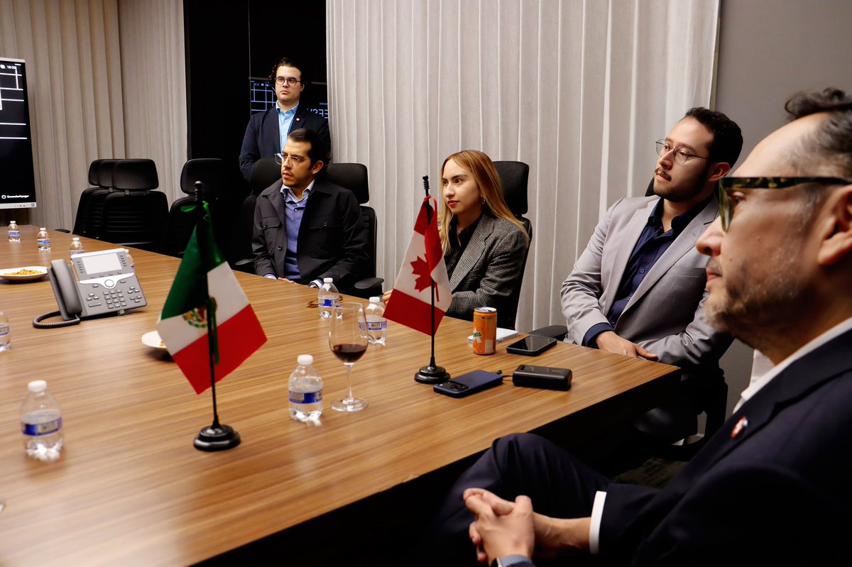 PJCOMEXI's tweet photo. Así se vivió la 4ª edición de #HorizontesCOMEXI: Diálogos sobre Diplomacia Económica 🇲🇽🇨🇦

Integrantes de distintas generaciones de la #ComunidadCOMEXI conversamos con el Mtro. Rafael García, Presidente de @CanChamMx, sobre la relación bilateral, la competitividad de América del Norte y los retos de la región ✍🏼

🧵 1/2