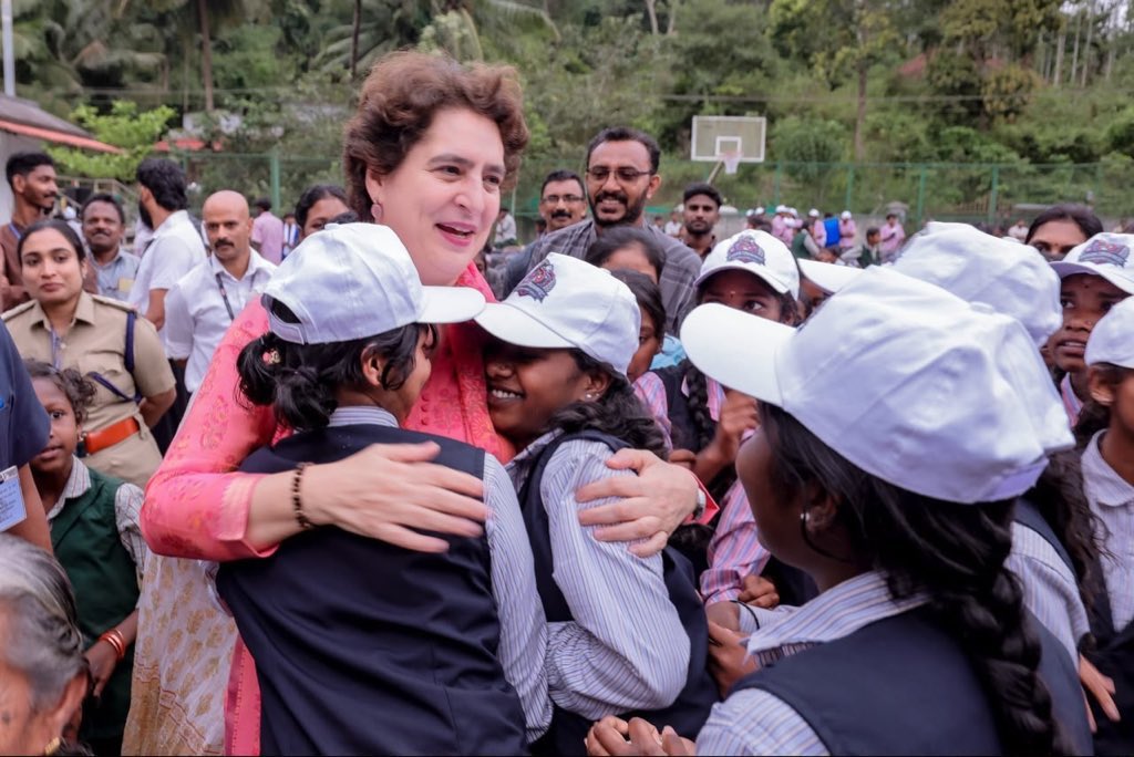 saifalinaqvi's tweet photo. ♥️

#Wayanad @priyankagandhi https://t.co/u7YQV08mu1