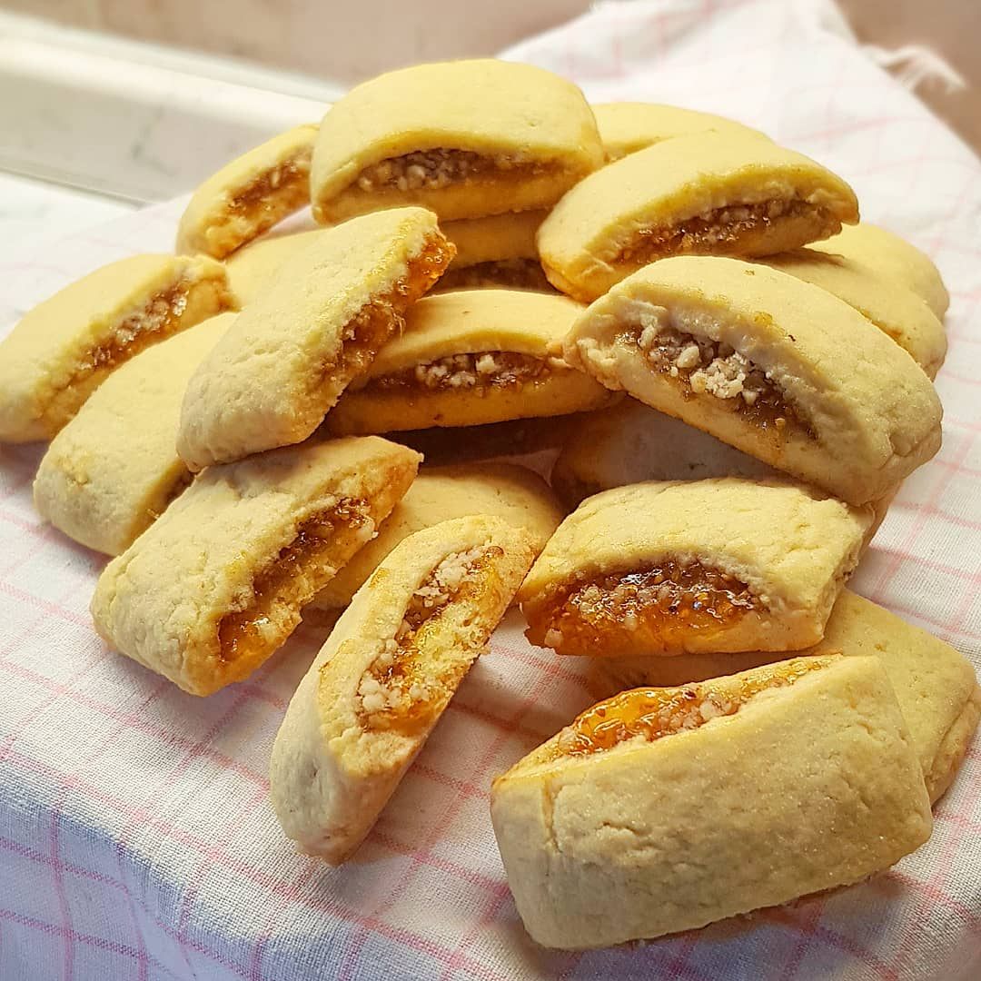 MeridithLe5jh's tweet photo. Biscotti Settembrini: frollini friabili con un cuore morbido di confettura di fichi e noci. Preparali con farina, burro, zucchero e uova, poi cuocili a 180°C per 15 minuti. https://t.co/0ZnnDlnZbR