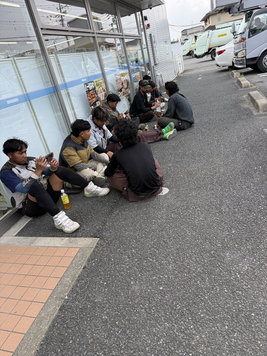 Ryusei_DS400's tweet photo. 日本終わりだよ

さすがに気分悪りぃから注意しようかなと思ったけど店員に任せようと店内入ったら店員も外人だったわ https://t.co/Sv4uZYbxuR