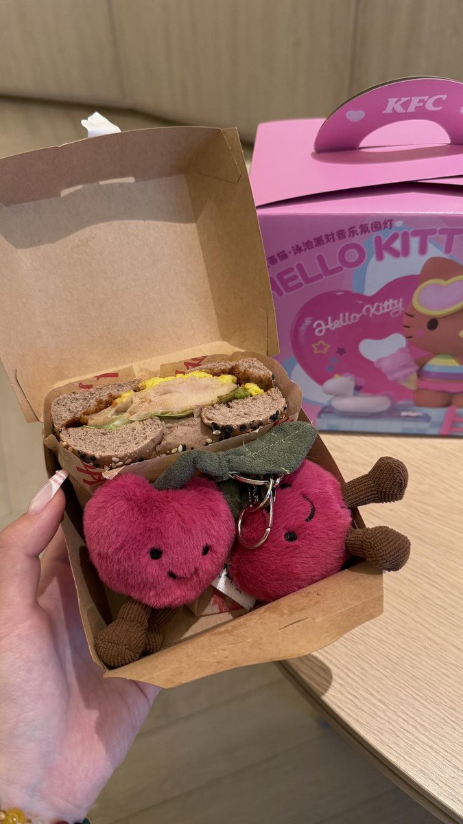 ReikoParobbf's tweet photo. 心の距離感って難しい。近づきすぎると逃げたくなるし、離れると寂しい。自分でもよくわからなくなるときがあるよ。まあそんなものか https://t.co/BxAkSXo3Zr