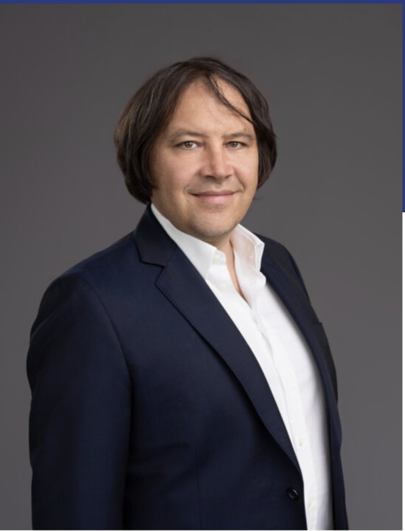 patriaprimaorg's tweet photo. Să ne lămurim: toți de la Patria Prima am fost sau suntem corporatiști. Avem ani de experiență în firme mari și știm cum merg lucrurile.

Dar când am văzut mailul dat de CEO-ul Orange România angajaților, nu ne-a venit să credem. Il aveti mai jos. Indiferent cât de groasă e situația, câți oameni chiar trebuie concediați, nu te adresezi cu tonul acela. Și nu ameninți subtil că cine nu pleacă de bunăvoie va pleca pe bani și mai puțini.

Domnul Julien Ducarroz se crede probabil pe plantație aici, ca și cei de la Ambasada Franței, conaționalii dânsului, care tot nu ne-au explicat de ce au susținut un miting LGBT cu copii.

Orange a achiziționat Telekom, piața s-a stricat, concedierile au sens. Dar nu îți bați joc de oamenii care au muncit la firma ta. Care firmă a avut profit zero în 2024 și 2025, apropo, deci și zero taxe în România.

Ce ne-am face fără investitori ca Orange?