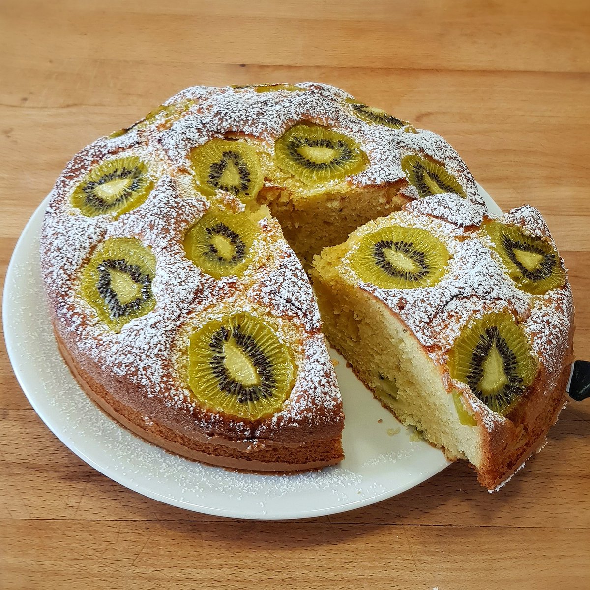 MeridithLe5jh's tweet photo. Torta di kiwi: soffice, genuina e semplice da preparare. Montate 3 uova con scorza di limone e 160 g di zucchero; unite 80 ml d’olio, 100 ml di latte, 300 g di farina e lievito. Aggiungete 2 kiwi a pezzi, versate in uno stampo da 22 cm e decorate https://t.co/K0mZD93DWi