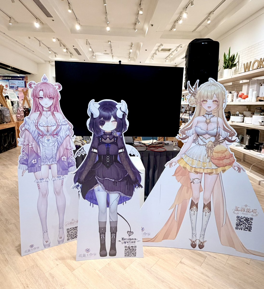 Huayu_0730's tweet photo. 🌸 花遊 X 中友百貨｜VTuber線下見面會 🌸

【開幕追加特別活動】
帶走中友百貨現場的主播人形立牌的機會來了！

希望有喜歡、也有放得下人形立牌空間的觀眾可以帶走🙌

現在就一起來看看👀
如何把主播人形立牌帶回家⬇️

【中友百貨活動等身立牌追加競標】
競標立牌主播：天櫻咲樂、黑薔薇優璃愛、茱莉葉塔

【競標時間】
🔹開始時間9/25（14:00）在花遊中友活動期間全天候開放
🔹截止時間9/26（19:00）壓線標順延五分鐘

【如何參加競標？】
✅競標平台為花遊Discord官方伺服器「貴總的兩億豪宅」
✅於豪宅規範領取「競標員」身���組
✅領取後即可進入線上特殊競標頻道跟隨規則喊價直到競標結束

【競標規則】
🔹五位參與活動的主播等身立牌皆為1000起標，一標100起
🔹喊價方式為主播名＋金額，如「優璃愛，3000」
🔹請��免過度簡化的稱呼如UU、優寶或優優

【得標方式】
✅得標的朋友請於10分鐘內將金額匯款至花遊Nekolive平台https://t.co/6xbHd9k764
✅完成後將由小夥伴進行確認後完成競標
✅取貨方式僅限從中友百貨活動現場取貨回家，最晚須於2026年10月底之前完成領取。