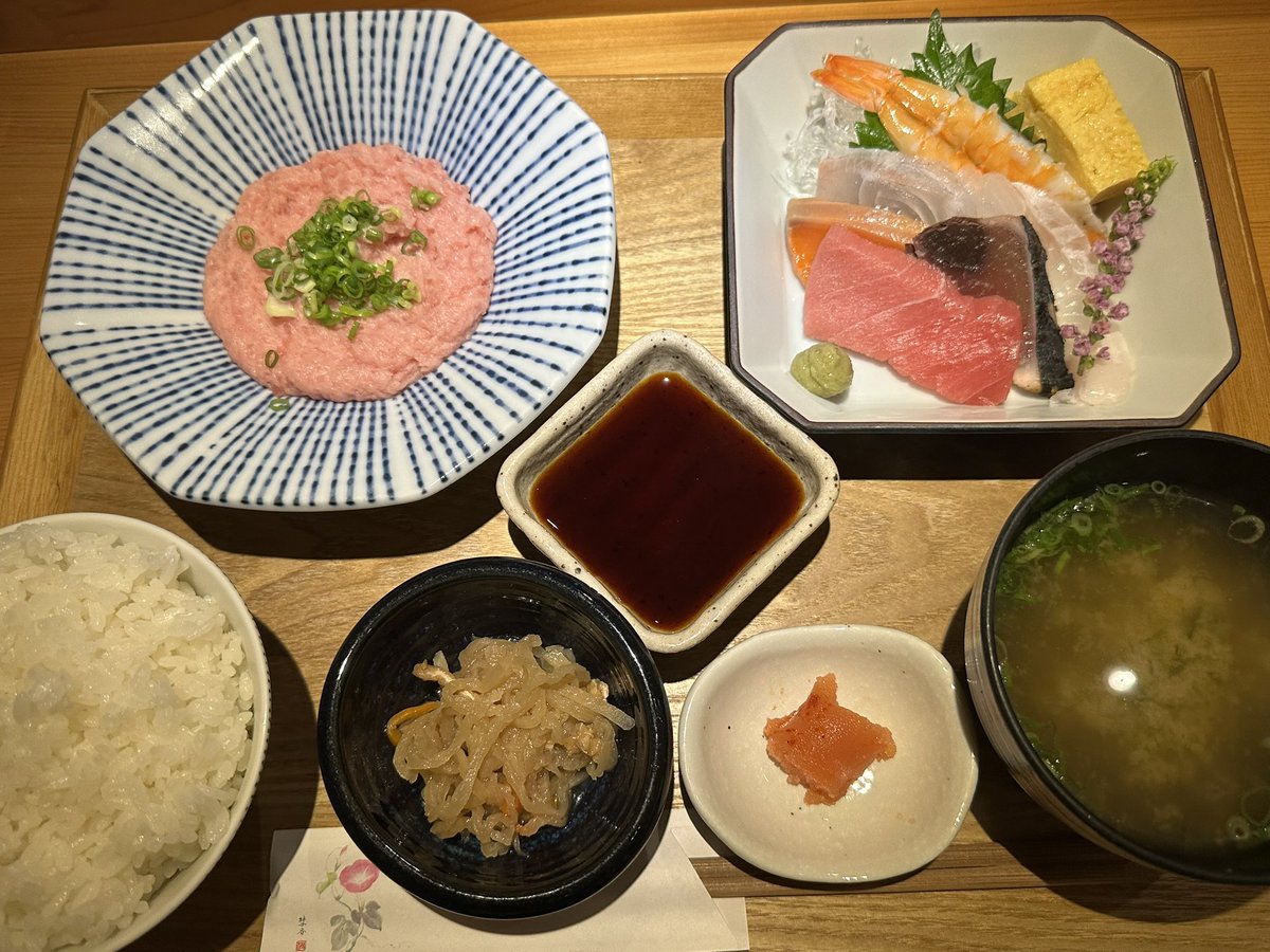captain_mogra's tweet photo. 渋谷の裏通りの地下にある季節料理 おもてなしで、ネギトロとお刺身五種盛り御膳。 https://t.co/61DKYWFIBK