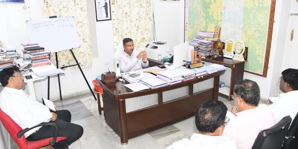 Collector_ADB's tweet photo. శుక్రవారం కలెక్టర్ క్యాంపు కార్యాలయంలో రిమ్స్ ఆసుపత్రిలో అత్యవసర మరమ్మతులు, పునర్నిర్మాణ పనులు, నూతన ప్రతిపాదనలు, ఇతర సంబంధిత అంశాలపై వివిధ శాఖల అధికారులతో సమీక్ష సమావేశం నిర్వహించి దిశ నిర్దేశం చేసిన జిల్లా కలెక్టర్ రాజర్షిషా.

ఈ సమావేశంలో స్థానిక సంస్థల అదనపు కలెక్టర్ ఎస్.రాజేశ్వర్, ఎస్సీ కార్పొరేషన్ ఈడి మనోహర్, రిమ్స్ డైరెక్టర్ జైసింగ్ రాథోడ్, డిపిఓ రమేష్, మున్సిపల్ కమిషనర్ జగదీశ్వర్ గౌడ్, పంచాయతీ రాజ్ ఈఈ శివరామ్, ఇంజనీరింగ్, ఇతర అధికారులు, సిబ్బంది, తదితరులు పాల్గొన్నారు.
#TelanganaFireServices #DisasterPreparedness #EmergencyResponse #FireSafety #FirstResponders #Adilabad 
@TelanganaCMO
@TelanganaCS
@CPRO_TGCM
@Bhatti_Mallu
@INC_Ponguleti
@jupallyk_rao
@seethakkaMLA
@DamodarCilarapu
@RajarshiShahIAS
@MoHFW_INDIA
@DeptHealthRes
@CHFW_NHMTG
@TelanganaHealth
@cdmatelangana
@TelanganaFire
@NDRFHQ
@TimesNow
@PIBHindi
@PIB_India
@MIB_India
@PTI_News
@DCsofIndia
@DDNewslive
@DDNational
@IasTelangana
@IPRTelangana
@PIBHyderabad
@PIBFactCheck