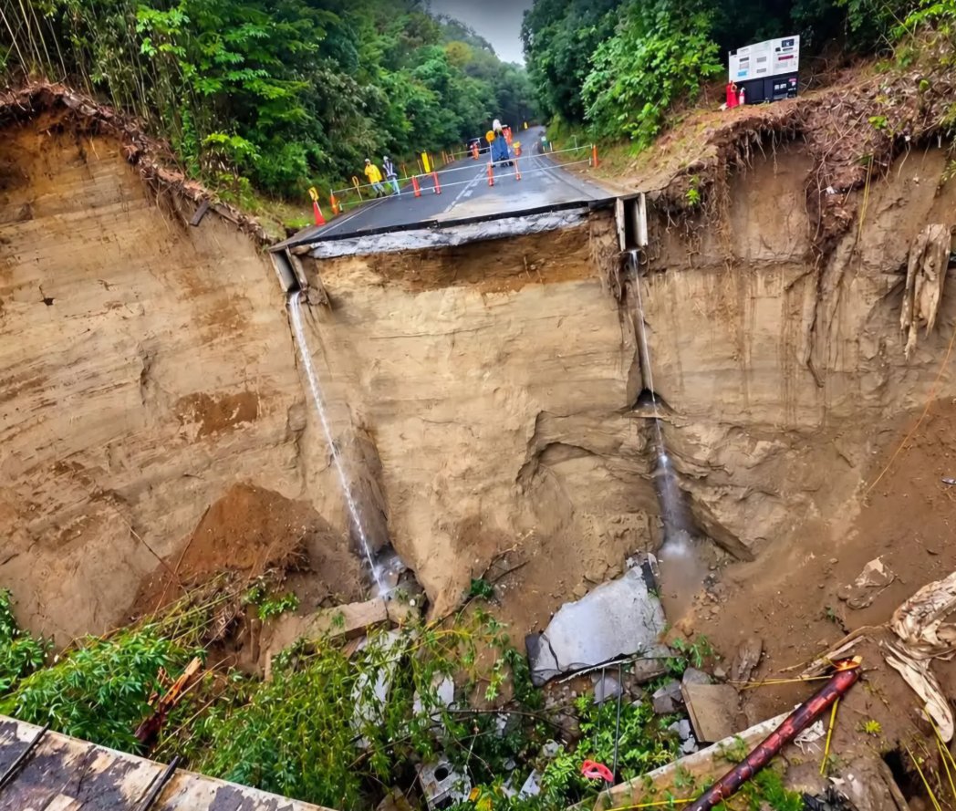 unGiappone's tweet photo. #giappone #japan #chiba #typhoon25
morti e danni dopo il tifone 😪
ma si pensa al #riarmo
#nonuke #noarm #savearticle9 https://t.co/159mlr9NoD