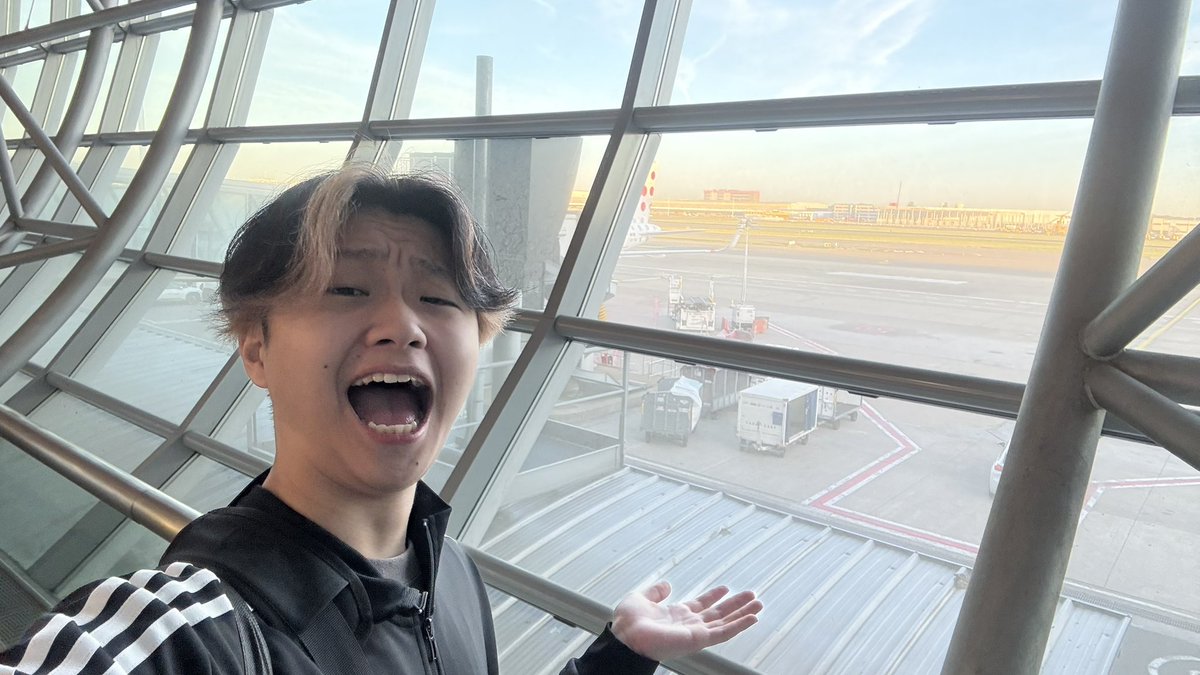 keikiww's tweet photo. 今から日本に帰ります！🇧🇪✈️🇯🇵

この3日間、練習会場から現地の様子や選手たちとの絡みをみんなに届けられてよかった！！🫶

ここからは世界大会本番をみんなと一緒に観戦するために日本へ帰ります！
本番はYouTubeで応援・観戦配信するぞ！！🔥

今日も明日もVLOGが投稿され���のでそっちも見て！ https://t.co/iTIO9nV9UZ