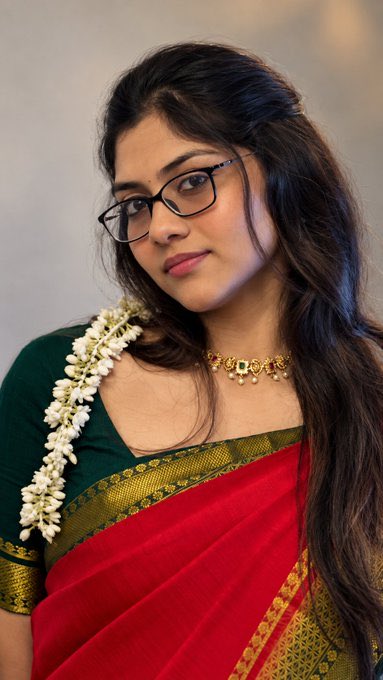 Mavrickbyd's tweet photo. Swipe left to experience the hourglass shape of soothu kaari preethi munda. 

Kattunavan kuduthu vechavan.. long hair, kannadi pota mood moonji, dusky skintone, tall body, hourglass shape, agandu Virinja peach kundi, mambalam mola… my kinda Pondati material en Preethi chellam.. https://t.co/DiE4cznyEO