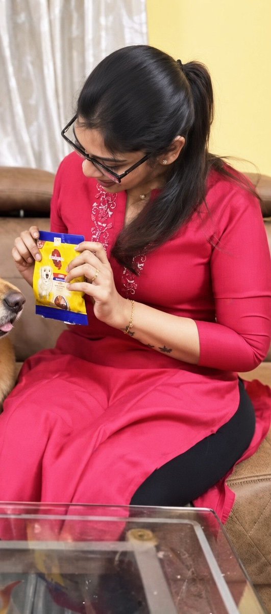 Mavrickbyd's tweet photo. Swipe left to experience the hourglass shape of soothu kaari preethi munda. 

Kattunavan kuduthu vechavan.. long hair, kannadi pota mood moonji, dusky skintone, tall body, hourglass shape, agandu Virinja peach kundi, mambalam mola… my kinda Pondati material en Preethi chellam.. https://t.co/DiE4cznyEO