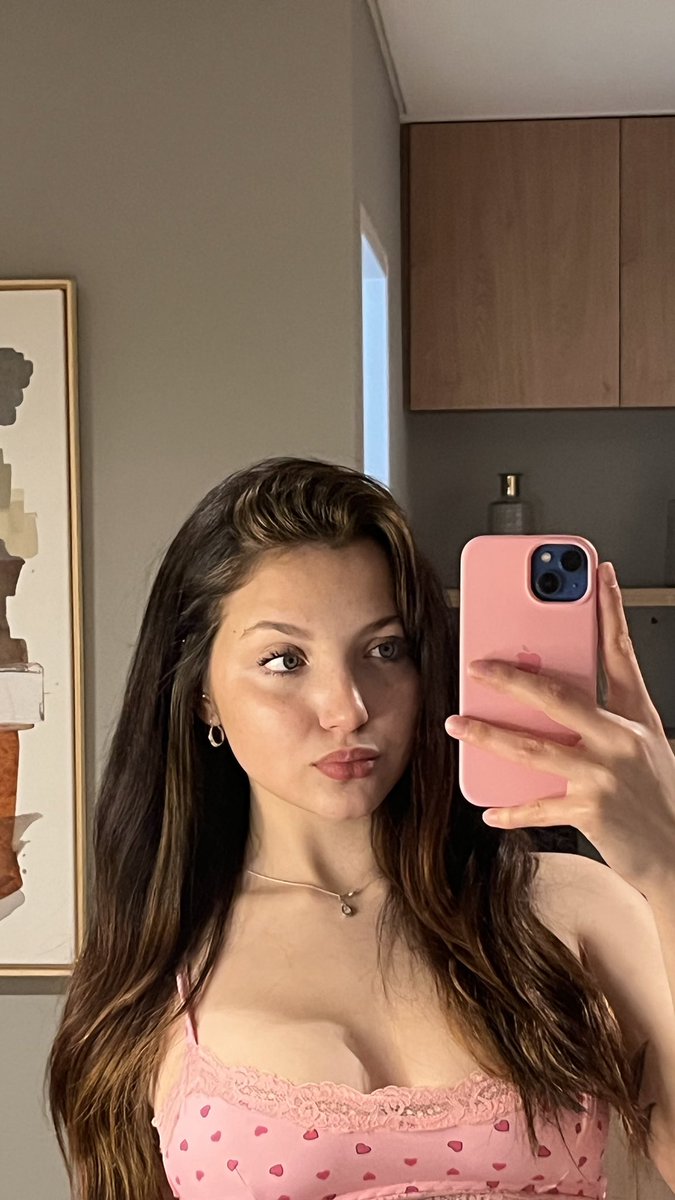 Milliehazeee's tweet photo. cleavage doing all the talking today👀 https://t.co/NfIdQEv0Wt