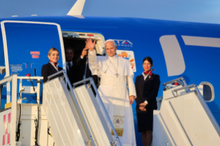 vaticannews_es's tweet photo. A las 7.58 de la mañana de este viernes, 25 de septiembre, el avión de la compañía aérea ITA Airways A321 despegó del aeropuerto internacional de Roma-Fiumicino rumbo a París, llevando consigo al #PapaLeónXIV en su #ViajeApostólico a #Francia https://t.co/kG2pEEYaYZ