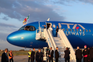 vaticannews_es's tweet photo. A las 7.58 de la mañana de este viernes, 25 de septiembre, el avión de la compañía aérea ITA Airways A321 despegó del aeropuerto internacional de Roma-Fiumicino rumbo a París, llevando consigo al #PapaLeónXIV en su #ViajeApostólico a #Francia https://t.co/kG2pEEYaYZ