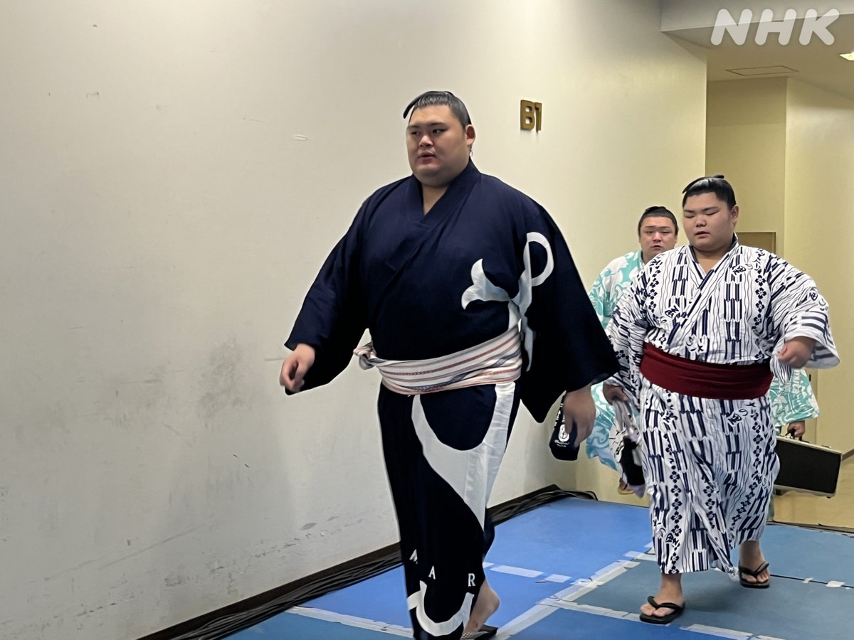 NhkSumo's tweet photo. 【1年ぶり6回目の優勝に向けて】

#横綱 #大の里 は14時20分に国技館入り
冷静な表情の奥に、優勝への気迫をにじませていました。

終盤の優勝争い #NHKONE  でもぜひご覧ください！
https://t.co/I3B44e6HFt

#sumo https://t.co/IIRU2TdIb2