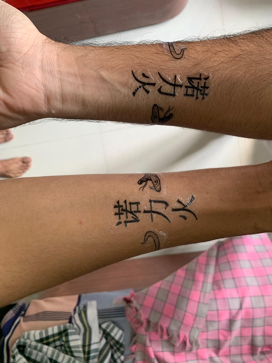 disco_0496's tweet photo. Hoodies, head bands, key chain, neck chain, tatoos... 
Pelliki ready ainattu ayyi vellina rojulu 
@Sujeethsign 😘
#1YearForOG https://t.co/ZQLlUfBUbU