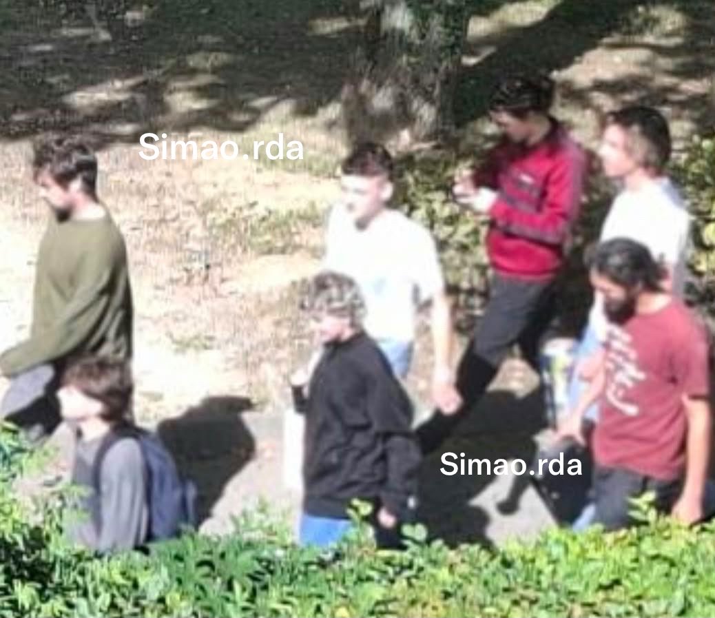 Simao_rda's tweet photo. Voici le groupe qui a agressé le professeur @DamienERNST1 hier a l’ULiege

Comme vous pouvez le constater, il s’agit une fois de plus du même type de profil : des sojas fragiles, qui ne sont courageux que lorsqu’ils sont masqués et viennent à 7. Des lâches. 

Ils devraient être radiés à vie des universités et leurs parcours, peu importe l’avancée, totalement effacé.