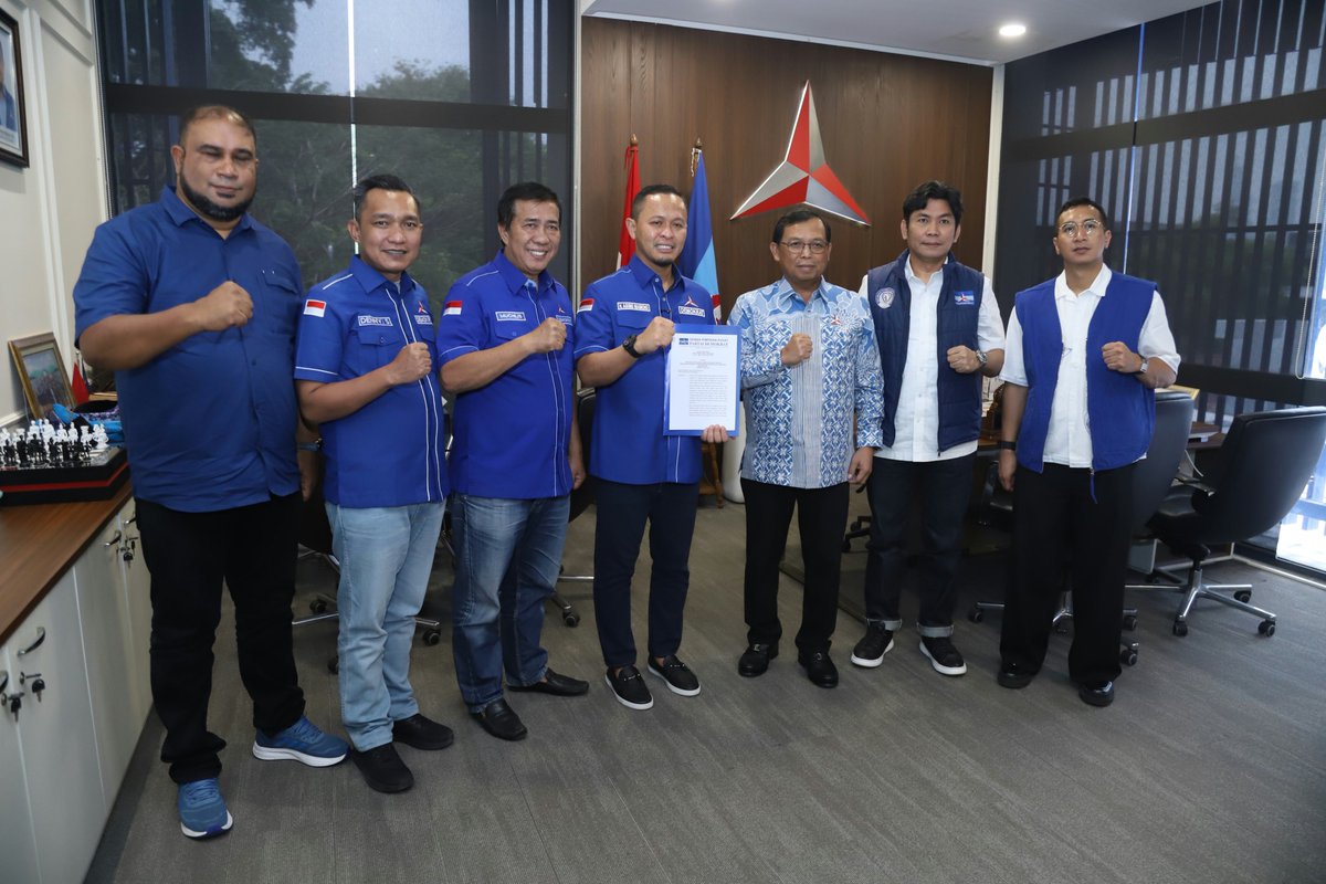PDemokrat's tweet photo. Sekretaris Jenderal DPP Partai Demokrat, @akang_hero menyerahkan Surat Keputusan (SK) penetapan kepada tiga Ketua DPD Partai Demokrat terpilih di Kantor DPP Partai Demokrat, Wisma Proklamasi, Jakarta, Kamis (24/9/2026).

Ketiga Ketua DPD Partai Demokrat terpilih tersebut adalah H. Agung Nugroho, S.E., M.M., sebagai Ketua DPD Partai Demokrat Riau periode 2026–2031; H. Anton Sukartono Suratto, https://t.co/ehbPC67Kj4., sebagai Ketua DPD Partai Demokrat Jawa Barat periode 2026–2031; serta Emil Elestianto Dardak, sebagai Ketua DPD Partai Demokrat Jawa Timur periode 2026–2031.

Penyerahan SK tersebut menjadi bagian dari proses penataan dan penguatan organisasi Partai Demokrat di tingkat daerah, sekaligus menegaskan mandat kepemimpinan bagi ketiga Ketua DPD untuk melanjutkan konsolidasi serta menjalankan program kerja partai di wilayah masing-masing.