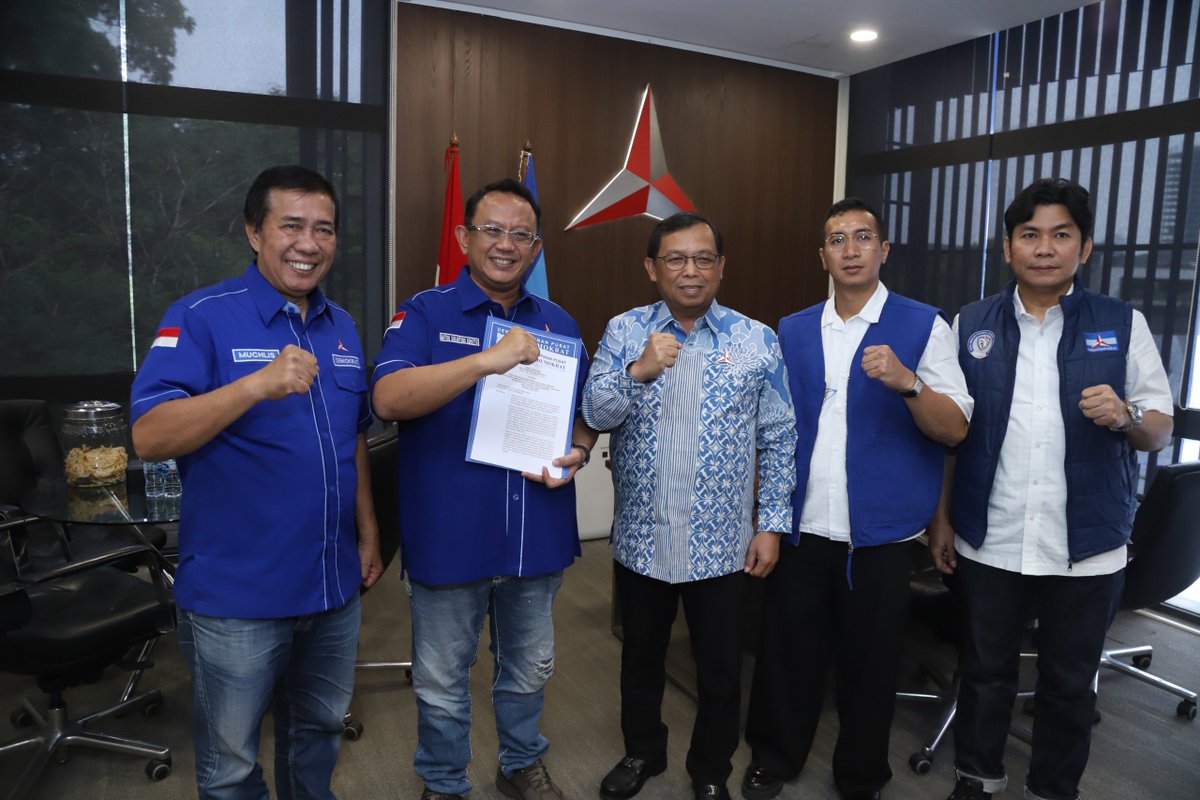 PDemokrat's tweet photo. Sekretaris Jenderal DPP Partai Demokrat, @akang_hero menyerahkan Surat Keputusan (SK) penetapan kepada tiga Ketua DPD Partai Demokrat terpilih di Kantor DPP Partai Demokrat, Wisma Proklamasi, Jakarta, Kamis (24/9/2026).

Ketiga Ketua DPD Partai Demokrat terpilih tersebut adalah H. Agung Nugroho, S.E., M.M., sebagai Ketua DPD Partai Demokrat Riau periode 2026–2031; H. Anton Sukartono Suratto, https://t.co/ehbPC67Kj4., sebagai Ketua DPD Partai Demokrat Jawa Barat periode 2026–2031; serta Emil Elestianto Dardak, sebagai Ketua DPD Partai Demokrat Jawa Timur periode 2026–2031.

Penyerahan SK tersebut menjadi bagian dari proses penataan dan penguatan organisasi Partai Demokrat di tingkat daerah, sekaligus menegaskan mandat kepemimpinan bagi ketiga Ketua DPD untuk melanjutkan konsolidasi serta menjalankan program kerja partai di wilayah masing-masing.