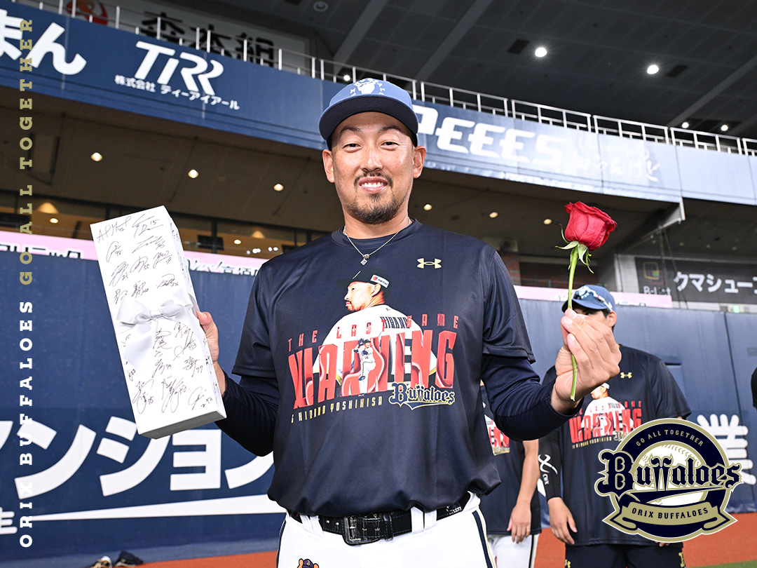Orix_Buffaloes's tweet photo. チーム全員で平野さんTシャツ着用⚾️
練習前に記念撮影📷
投手陣からはプレゼントも🎁🌹
本日の試合終了後に平野さんの引退セレモニーです✨

#ありがとう平野さん
#平野佳寿
#Bs2026 https://t.co/EIMCVs8P3R