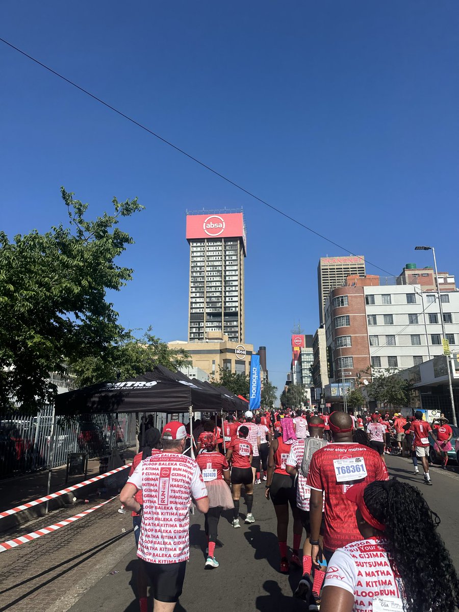 SizweLtd's tweet photo. #Joburg10k #absarunyourcityseries 
Was nothing short of amazing 
also saw my Alma mata flag by the finish line hehe at my old age chanted UJ ALL THE WAY lol 

Argh fun was had https://t.co/Iug12IlGFX