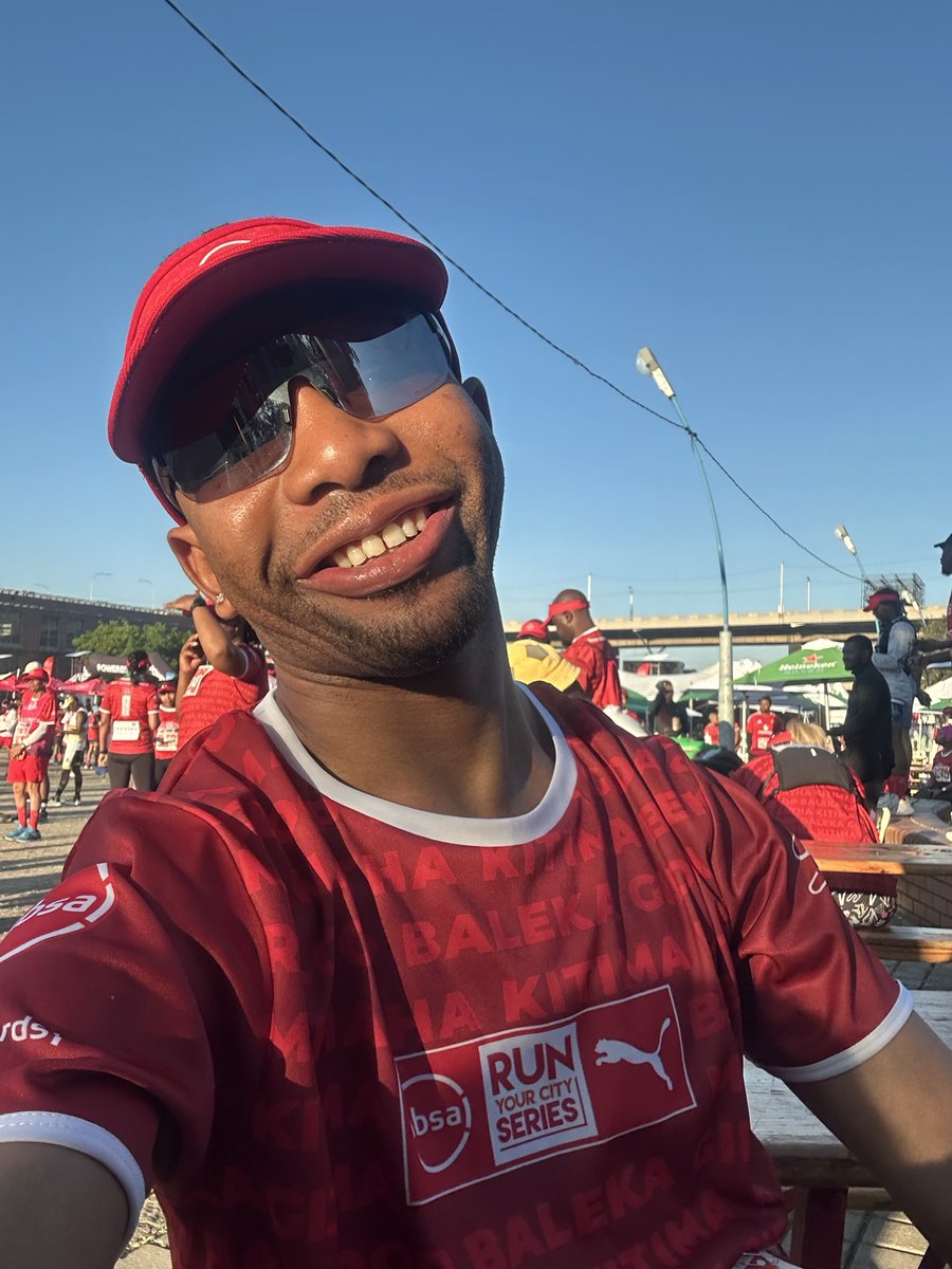 SizweLtd's tweet photo. #Joburg10k #absarunyourcityseries 
Was nothing short of amazing 
also saw my Alma mata flag by the finish line hehe at my old age chanted UJ ALL THE WAY lol 

Argh fun was had https://t.co/Iug12IlGFX