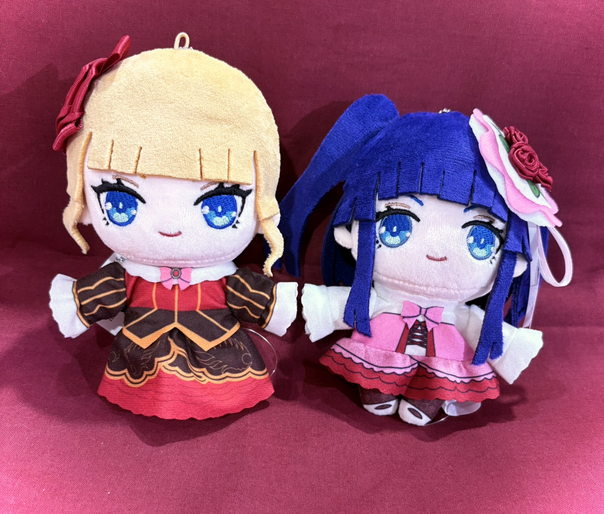 eeo_popup's tweet photo. 🌹商品紹介🌹

『#うみねこのなく頃に』

・ぬいぐるみ(ミニキャライラスト)
01/ベアトリーチェ
02/古戸ヱリカ

各 4,400円(税込)

店頭では完売した商品も通販ではまだまだお取り扱い中です❣
ぜひご利用ください✨

通販はこちら⇩
https://t.co/O3hw1bzwb1

#うみねこのなく頃に https://t.co/4Tl7WEnP7s