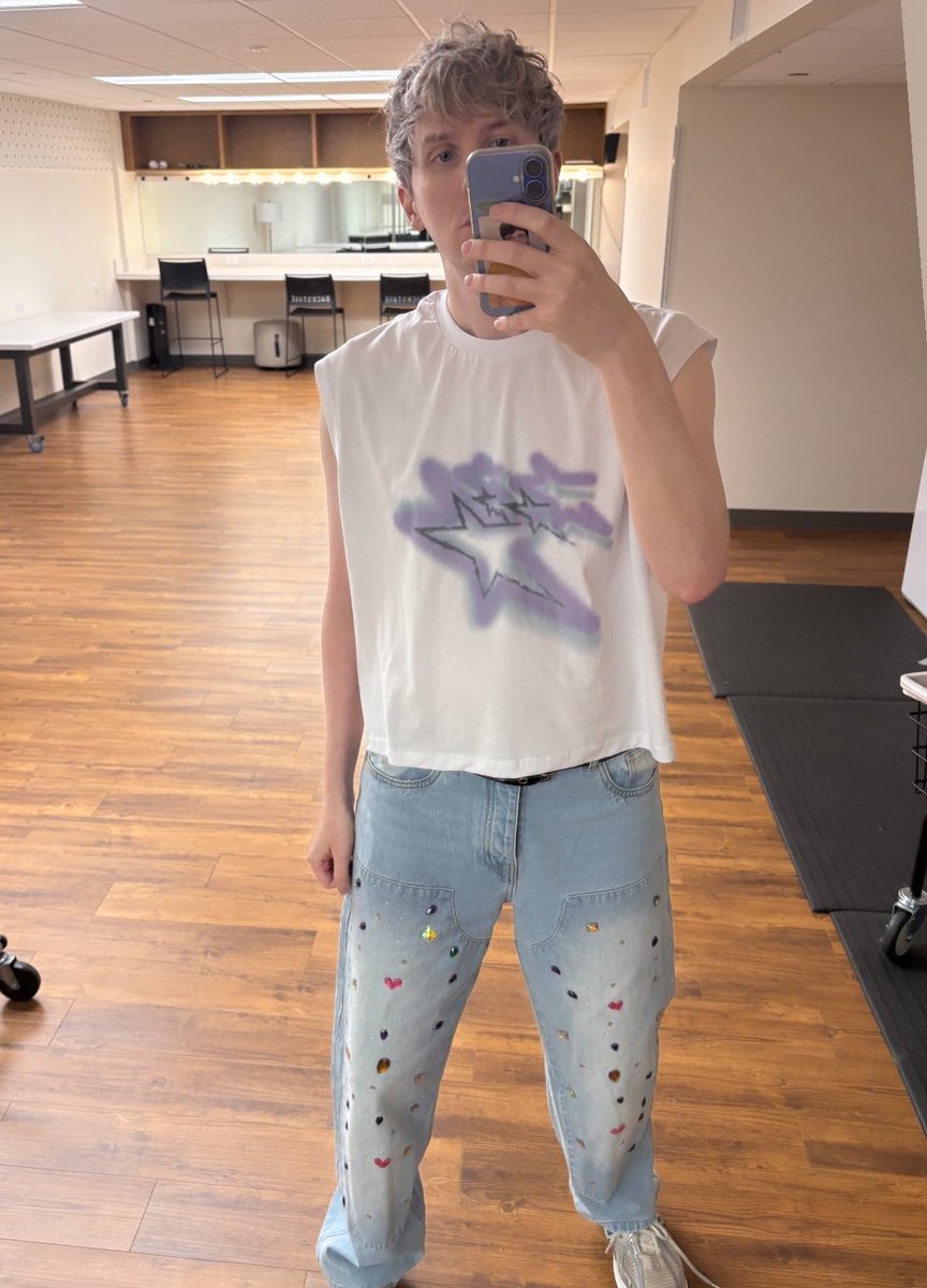philthursday's tweet photo. dan's belt. dan's face in the back of his phone. they're calling it the most boyfriend mirror selfie ever and i'm going back to sleep https://t.co/nKes4TrMHF