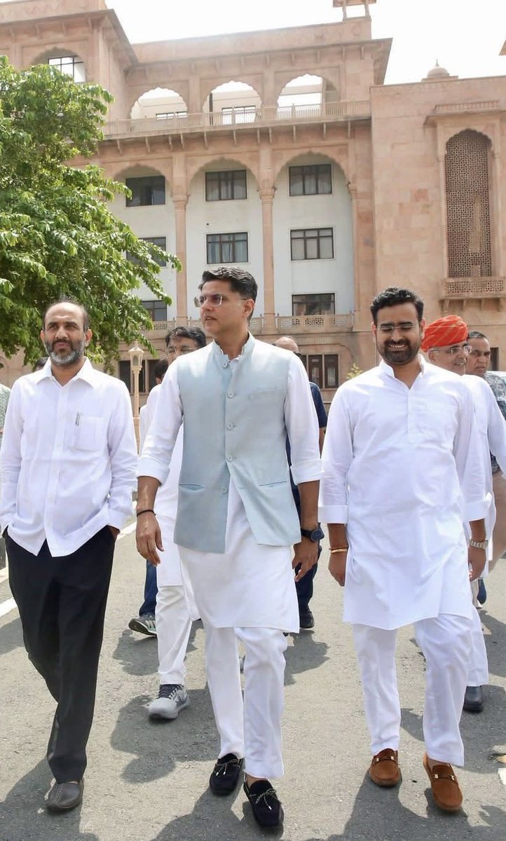 Dharmendraru's tweet photo. राजस्थान प्रदेश कांग्रेस कमेटी के उपाध्यक्ष एवं रानीवाड़ा विधायक श्री रतन देवासी जी को जन्मदिन की हार्दिक बधाई एवं शुभकामनाएं।
@RatanDevasiINC @RamniwasGawriya https://t.co/Vmh1v7MaDT