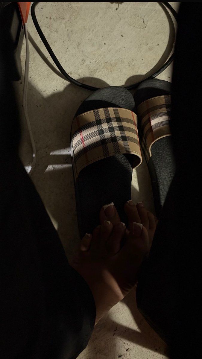 milyssss1's tweet photo. I loveee my feet🥲😍😍😍😍 https://t.co/njLFMTWdkL